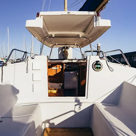 Seaside Retreat With Postcard Views Bådhotel