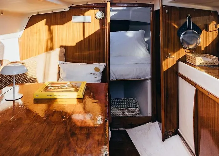 Seaside Retreat With Postcard Views Bådhotel