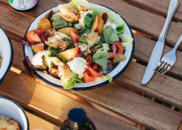 Seaside Retreat With Postcard Views Bådhotel *